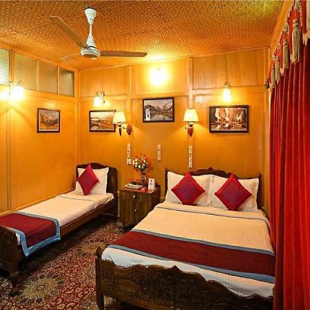 Calm Holiday Inn Srīnagar المظهر الخارجي الصورة