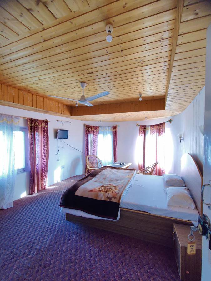 Calm Holiday Inn Srīnagar المظهر الخارجي الصورة